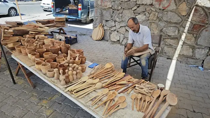 Fethiye'de el emeği tahta ürünleri satarak geçimini sağlıyor.