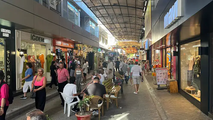 Fethiye'de Eylül Ayında 'Şemsiyeli Sokak'ta  Turist Yoğunluğu