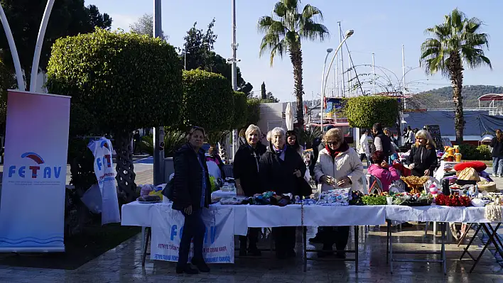 Fethiye'de FETAV, Yeni Yıl Pazarı'nda Yardım Eli Uzatmak İçin Kermes Düzenliyor