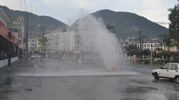 Fethiye'de içme suyu borusu patladı