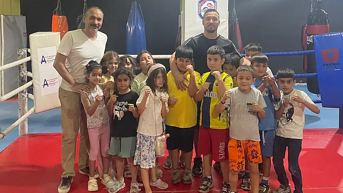 Fethiye'de ilkokul öğrencilerinden Sporculara anlamlı ziyaret