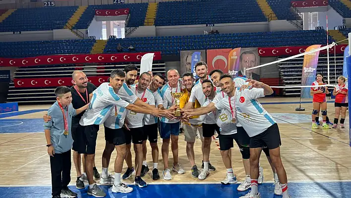 Fethiye'de kamuda çalışan memurlardan voleybolda büyük başarı