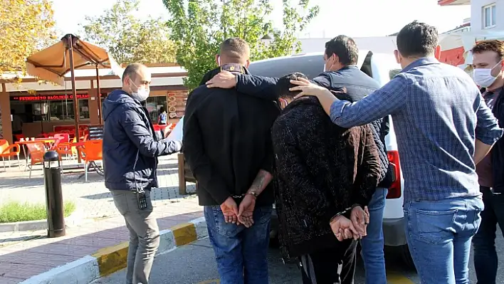 Fethiye'de kısıtlamada iki kişi polisi darp etti