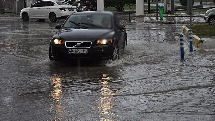 Fethiye'de Şiddetli Yağış Etkili Oluyor