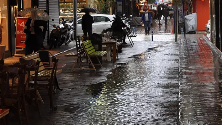 Fethiye'de Şiddetli Yağış Hayatı Olumsuz Etkiledi