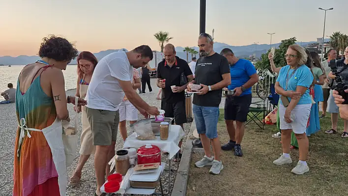 Fethiye'de Slow Food ve Şef Mavi Derneği öncülüğünde aşure kaynatıldı, vatandaşlara ikram edildi