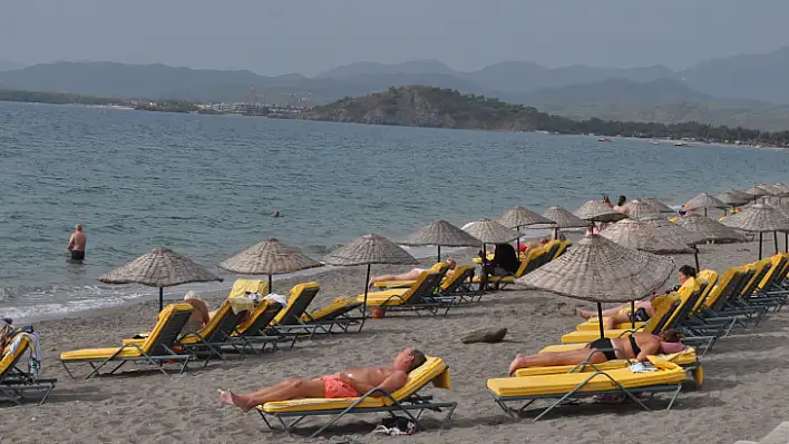 Fethiye'de Yağmur Bekleniyordu, Turistler Denize Girdi