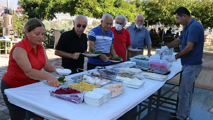 Fethiye Gazeteciler Derneği kahvaltıda buluştu