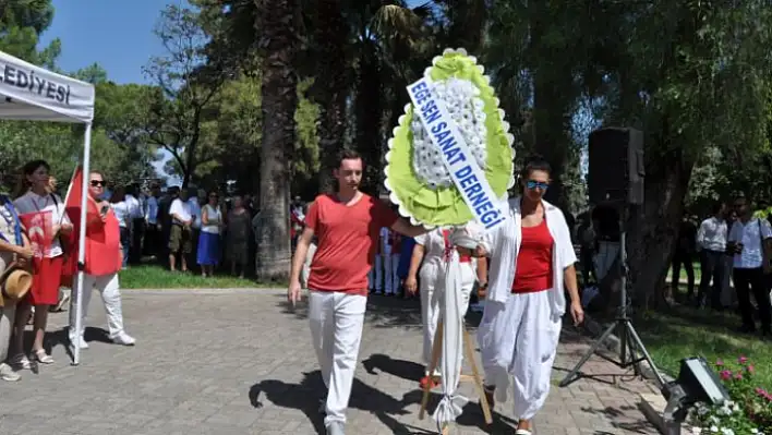 Fethiye'nin Yeni Kurulan Ege Sen Sanat Derneği, Atatürk Anıtı'na çelenk sunumunu gerçekleştirdi