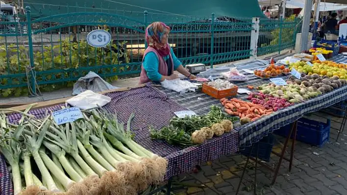 Fethiye Salı Pazarı'nda Fiyatlar Akşam Yarı Yarıya Düşüyor