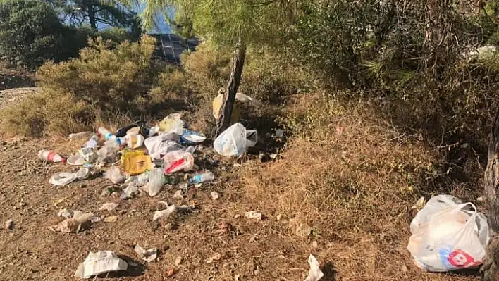 Fethiye Yarımadası'ndaki çöplere vatandaşlar tepki gösterdi