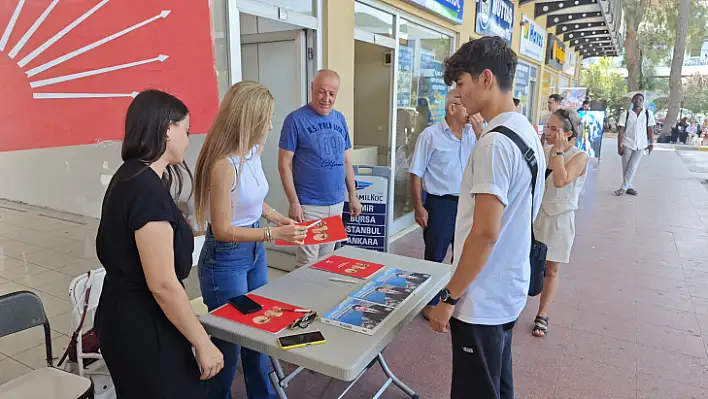 Fethiye'ye Okul Okumak İçin Gelen Öğrencilere Yol Gösteriyorlar