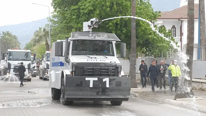 Fethiye'de TOMA'lı Temizlik