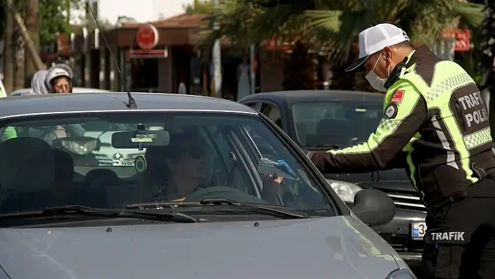 Fethiye'de Trafik Polisleri Maske Ve Eldiven Dağıttı