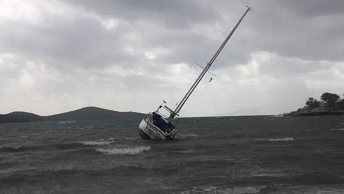 Fırtına Tekneyi Karaya Sürükledi