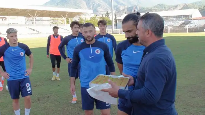 FUTBOLCULARA BAKLAVA İKRAMI