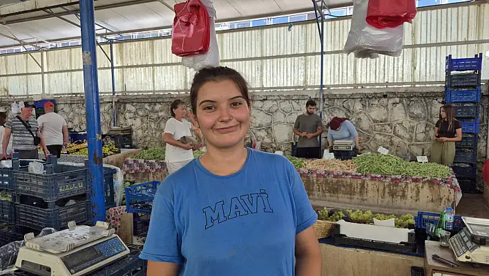 Gastronomi Mezunu Genç, Pazarda Ailesine Yardım Ediyor