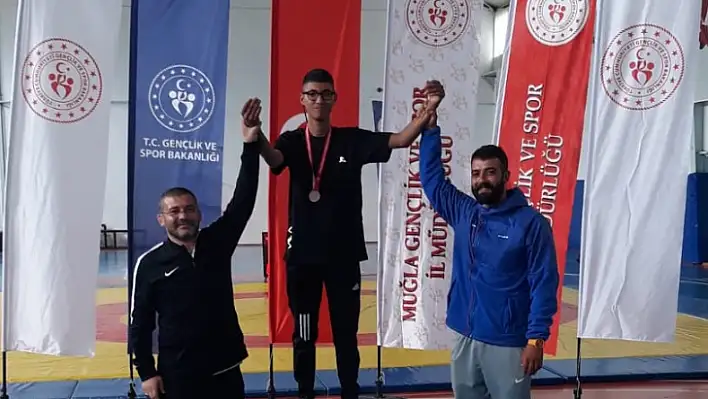 Gençler Arası Güreş Yapıldı