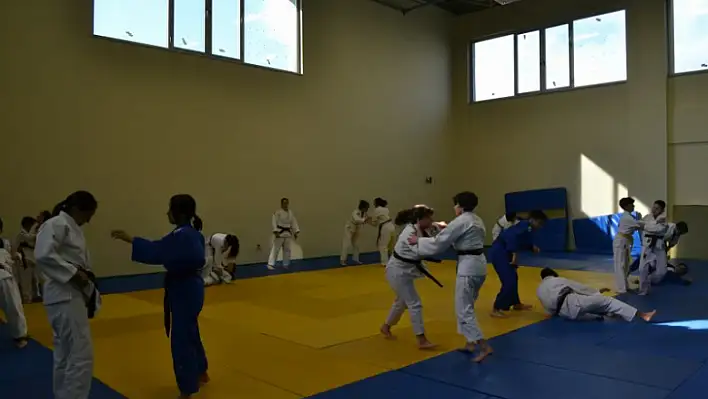 GENÇLER JUDO MAÇLARI YAPTI