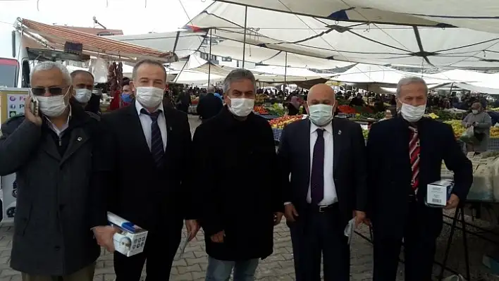 Hem maske hem broşür dağıttılar