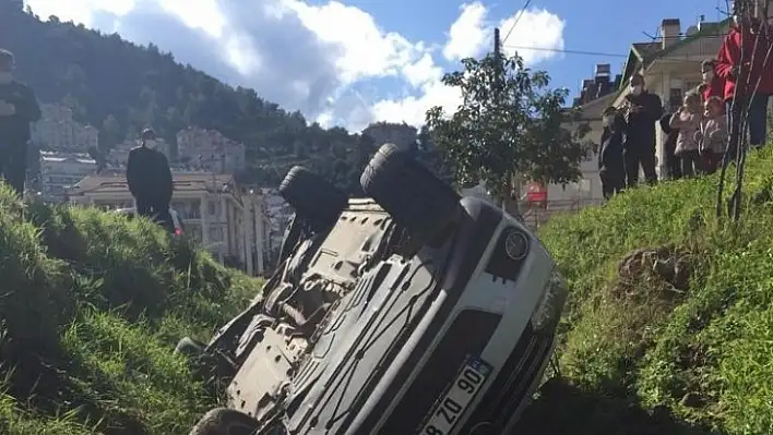 Kanala uçan otomobilden sağ kurtuldular