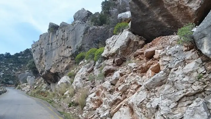 Karaburun, 'Kayalar her geçen gün ayrılmaya devam ediyor'