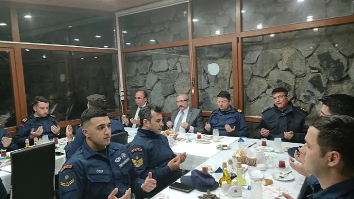 Karaman, sahil güvenlik personeliyle iftarda buluştu