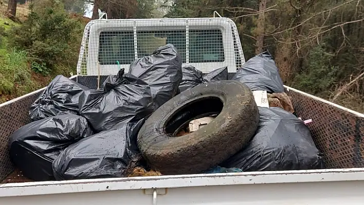 Kayaköy'de 3 ton çöp toplandı