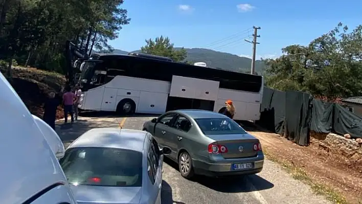 Kayaköy-Ölüdeniz Yolu'nda Otobüs Kazası: Uzun Araç Kuyrukları Oluştu