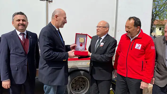 KAYMAKAM BALCIOĞLU'NDAN KAN BAĞIŞÇISINA PLAKET