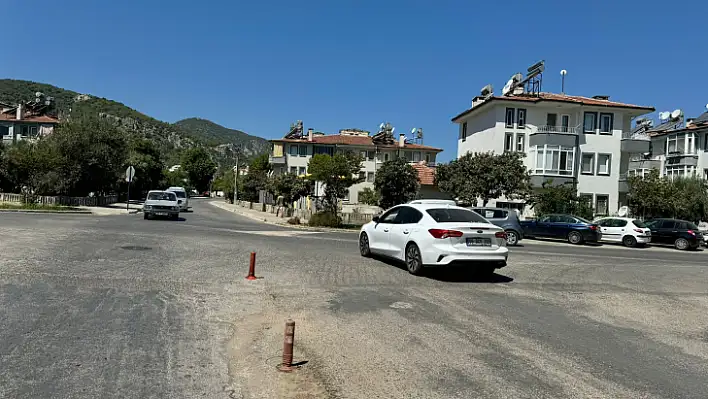 Kaza riski artıyor: Fethiye Şehit Fethi Bey Caddesi'ne trafik ışığı talebi!