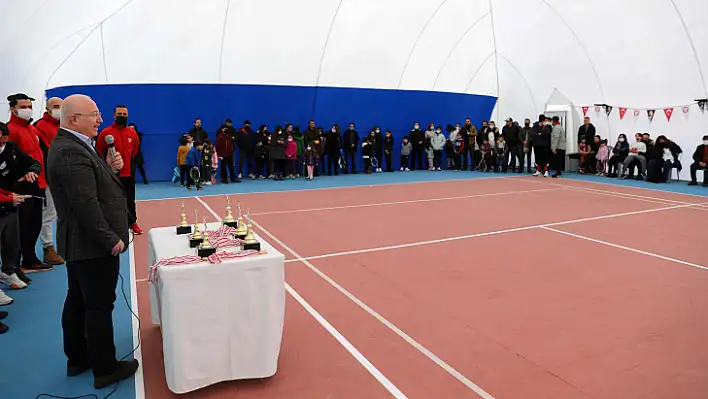 Kendileri küçük, tenis sevgileri büyük