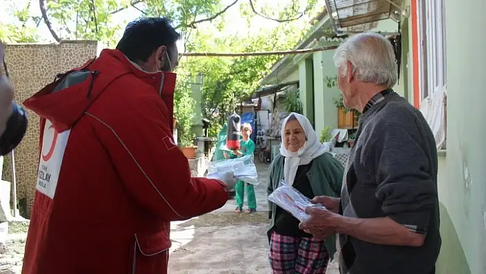 Kızılay Hafta Sonu Sokağa Çıkacak 65 Yaş Üstü Vatandaşlara Maske Dağıttı