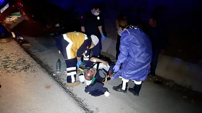 Köpeğe Çarpan Otomobil Devrildi, 6 Kişi Yaralandı