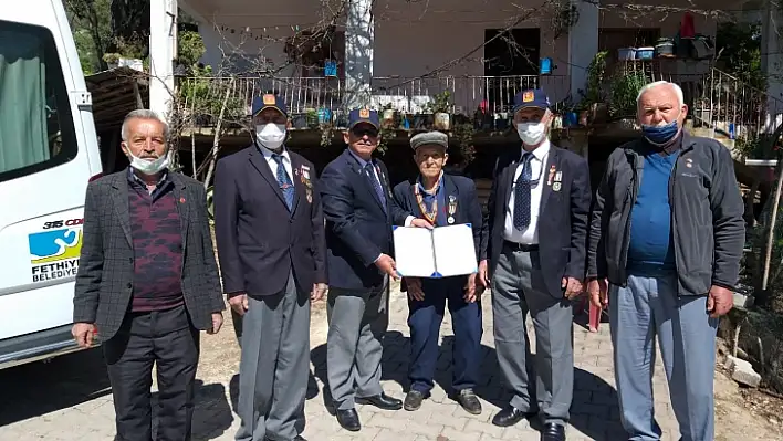 Kore 92 yaşındaki Hünkar dedeye madalyasını ulaştırdı