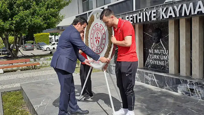 Kutlama Programı Çelenk Töreni İle Başladı