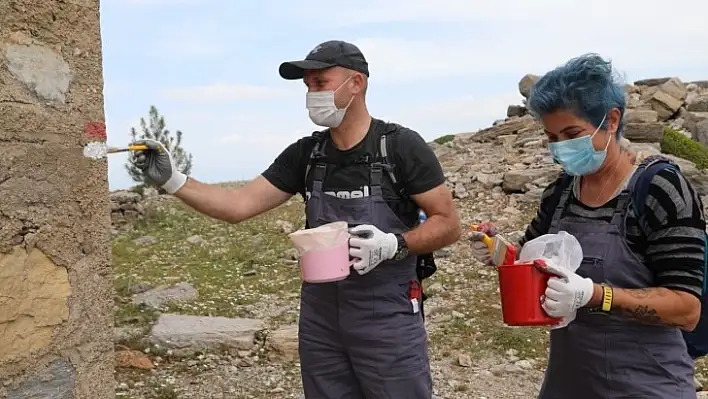 Leleg Yolu rotasında bulunan bilgilendirici işaretler yenileniyor