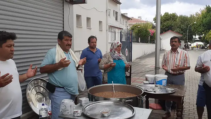 MAHALLE ESNAFI AŞURE GÜNÜNDE KAZAN KAYNATTI