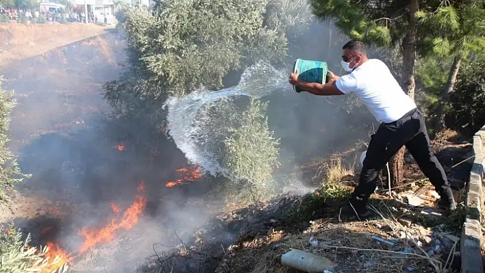 Mahalleli Yangını Söndürmek İçin Seferber Oldu