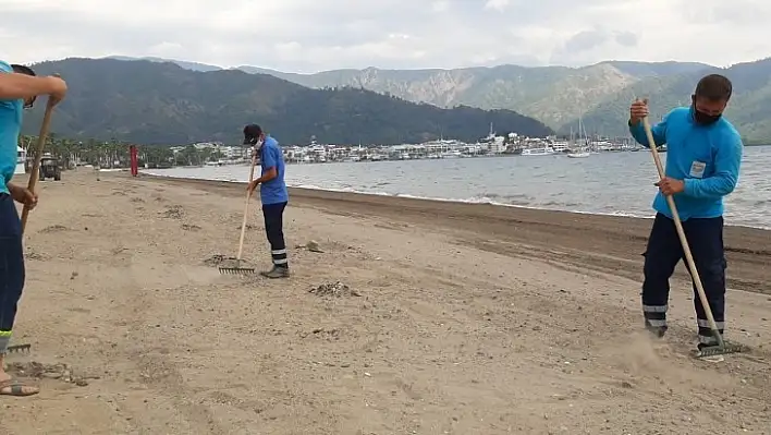 Marmaris Halk Plajında Hummalı Hazırlık