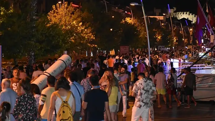 Marmaris'te Vatandaşlar Gece Gündüz Demedi