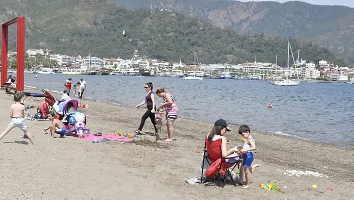 Marmaris'te Çocuklar Denizin ve Parkların Tadını Çıkardı