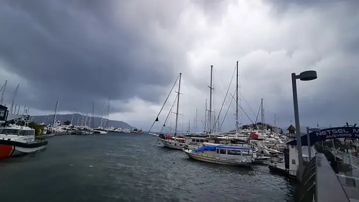 Marmaris'te Fırtına Hayatı Olumsuz Etkiledi