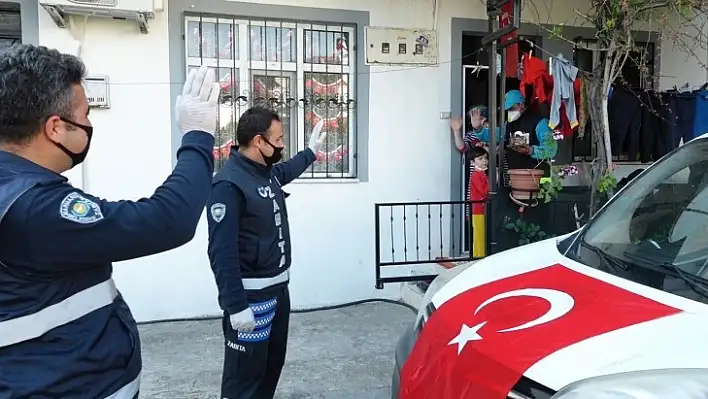 Marmaris'te Zabıtadan Küçük Çocuğa Doğum Günü Sürprizi