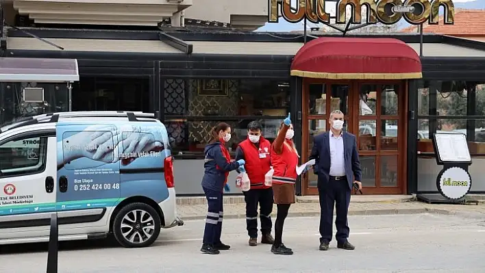 Memleketine Dönemeyen Üniversite Öğrencilerine Yemek Yardımı