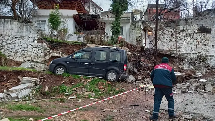 Menteşe'de aşırı yağış nedeniyle istinat duvarı çöktü