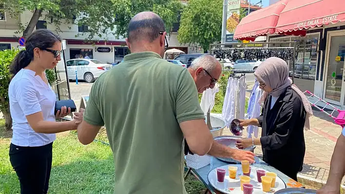 Mesude Yılmaz'ın Sene-i Devriyesinde Vatandaşa Şerbet İkramı