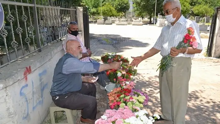 Mezar ziyaretleri kısıtlama altında yapıldı