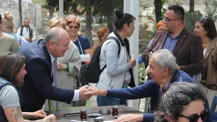 Milletvekili adayı Demir halkla iç içe