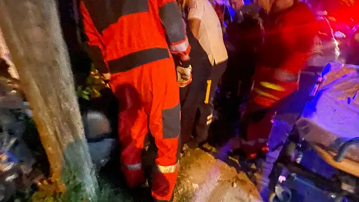 MOTORSİKLET, TELEFON DİREĞİ İLE BAHÇE DUVARININ ARASINA SIKIŞTI